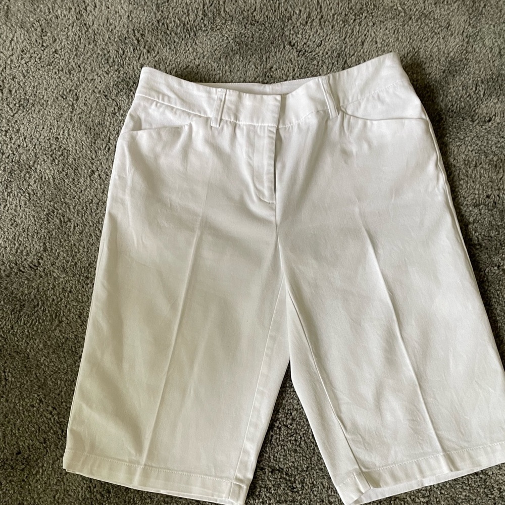 Jones New York crisp white Bermuda shorts, size 4